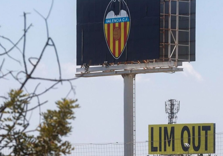 El Valencia suspende su Junta General Ordinaria a causa de las protestas contra la gestión del club el-valencia-suspende-su-junta-general-ordinaria-a-causa-de-las-protestas-contra-la-gestion-del-club-153436-153455.jpg