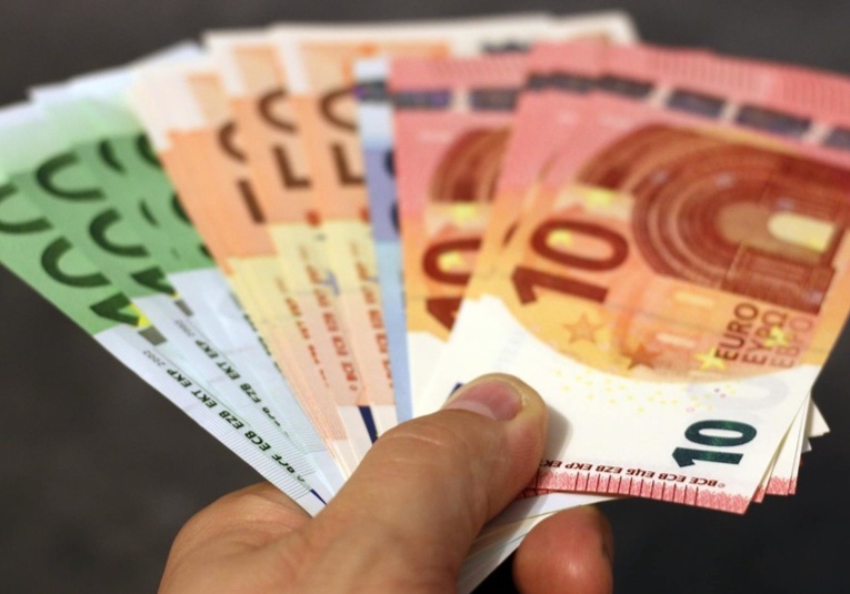 El valor del euro cae a su nivel más bajo de los últimos cinco años el-valor-del-euro-cae-a-su-nivel-m-s-bajo-de-los-ultimos-cinco-anos-175053-175113.jpg