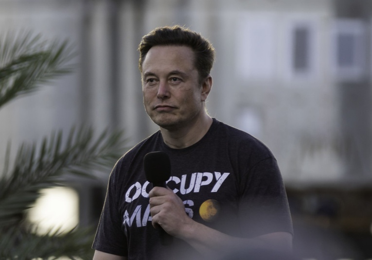 Elon Musk califica a Biden de demasiado viejo para un segundo mandato presidencia