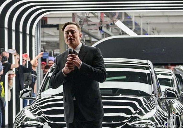 Elon Musk vuelve a vender acciones de Tesla tras comprar Twitter