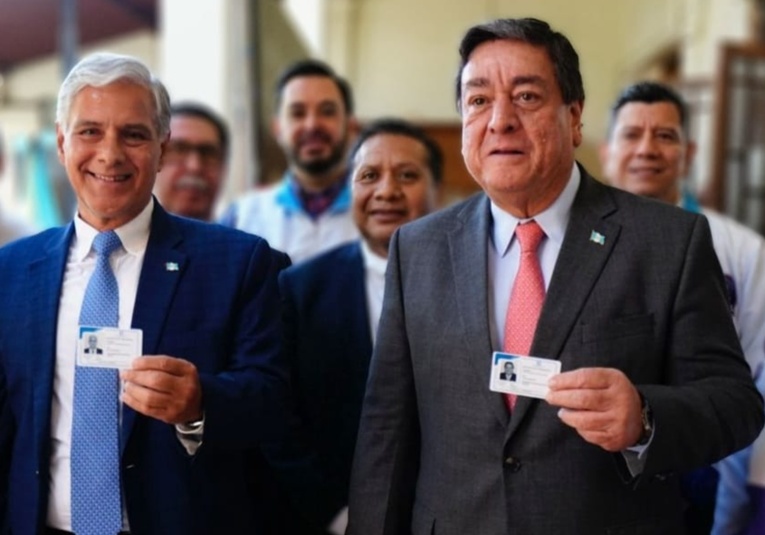 Entregan las primeras dos credenciales a candidatos presidenciales de TODOS y Partido AZUL entregan-las-primeras-dos-credenciales-a-candidatos-presidenciales-de-todos-y-partido-azul-182138-182142.jpg
