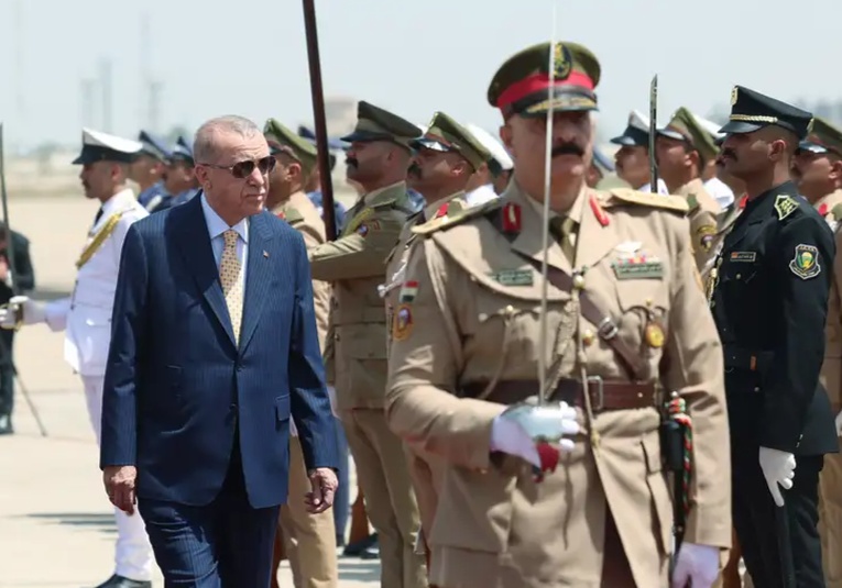 Erdogan llega a Irak en su primera visita oficial en 12 años