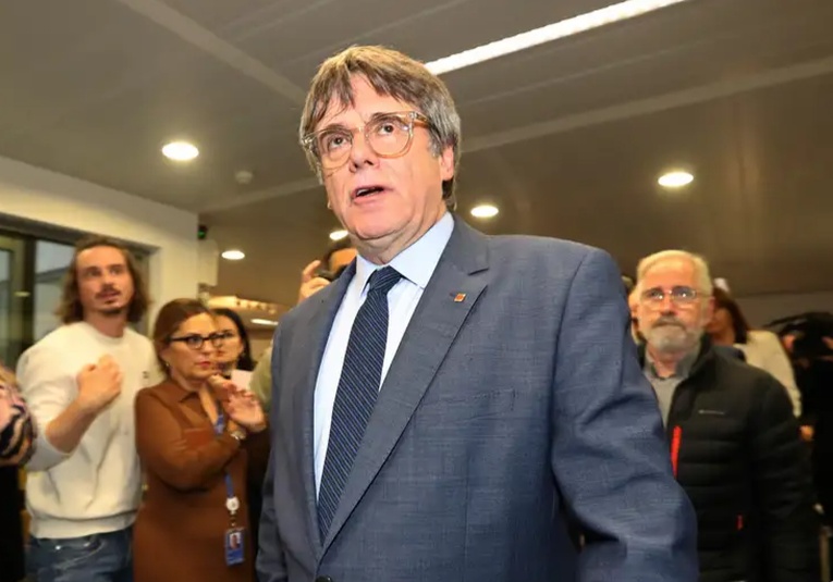 España abre investigación por 'terrorismo' contra Puigdemont