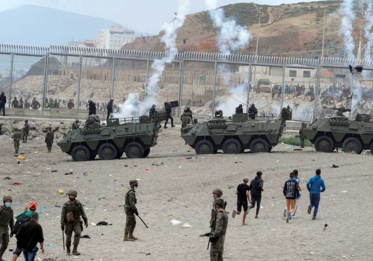 España despliega al Ejército en Ceuta tras la entrada de más de 6.000 migrantes espana-despliega-al-ejercito-en-ceuta-tras-la-entrada-de-m-s-de-6-000-migrantes-100455-100627.jpg