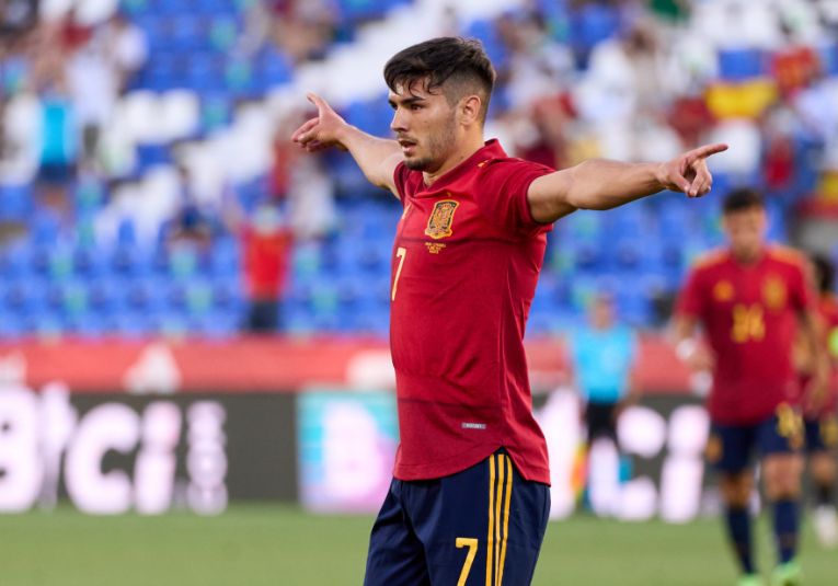 España golea a Lituania con 16 debuts