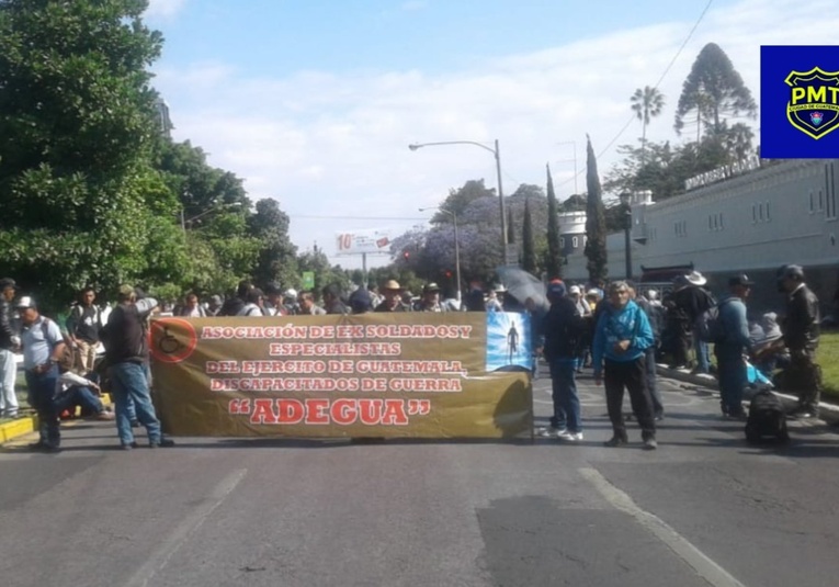 Exmilitares protestan en avenida Reforma, zona 10 exmilitares-protestan-en-avenida-reforma-zona-10-105938-110014.jpg