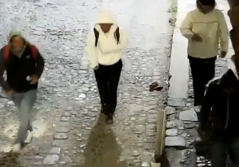 VíDEO: Exponen a 4 asaltantes que agreden y roban a ví­ctima en La Antigua exponen-a-4-asaltantes-que-agreden-y-roban-a-victima-en-la-antigua-105358-105723.png