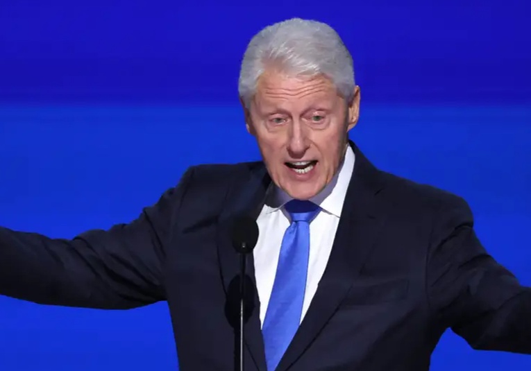 Expresidente de EE.UU. Bill Clinton hospitalizado con fiebre