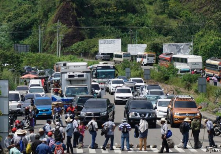 Exsoldados de Guatemala bloquean carreteras en protesta exsoldados-de-guatemala-bloquean-carreteras-en-protesta-085228-085322.jpg