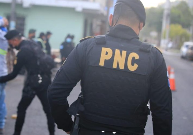 Fiscalía detiene a dos agentes de la PNC por acusaciones de secuestro