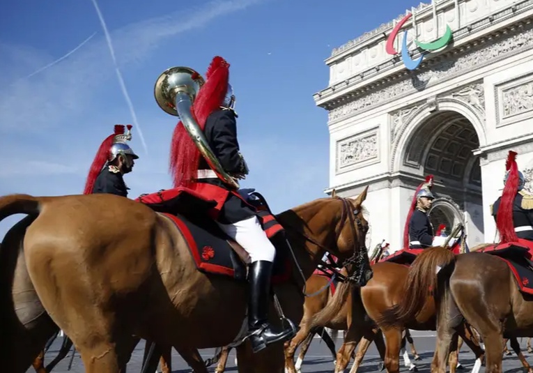 Francia celebra su Fiesta Nacional en inestabilidad política francia-celebra-su-fiesta-nacional-en-inestabilidad-politica-122920-123007.jpg