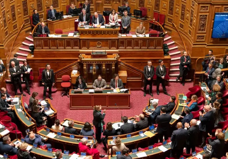 Francia: primer país en proteger el aborto en Constitución