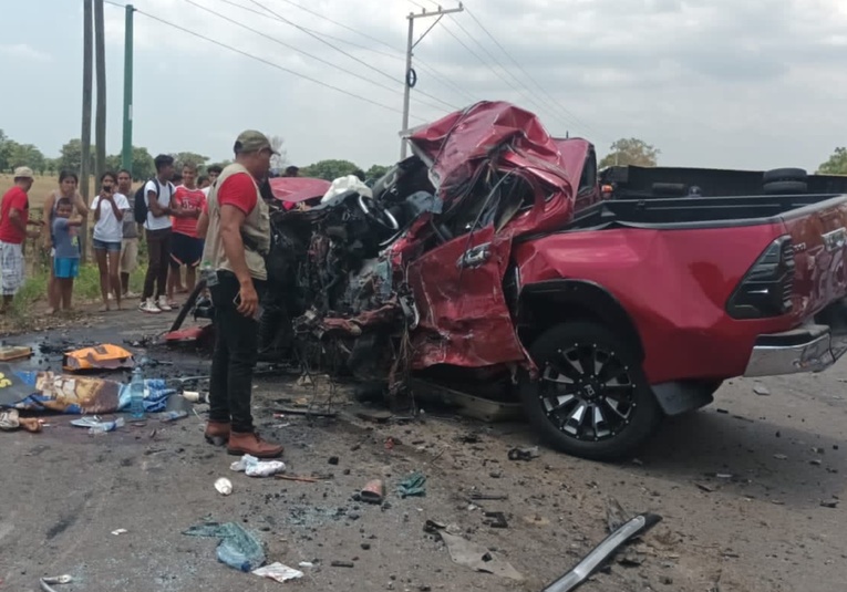 Fuerte accidente deja a varias personas atrapadas debajo de un transporte fuerte-accidente-deja-a-varias-personas-atrapadas-debajo-de-un-transporte-124129-124150.jpg