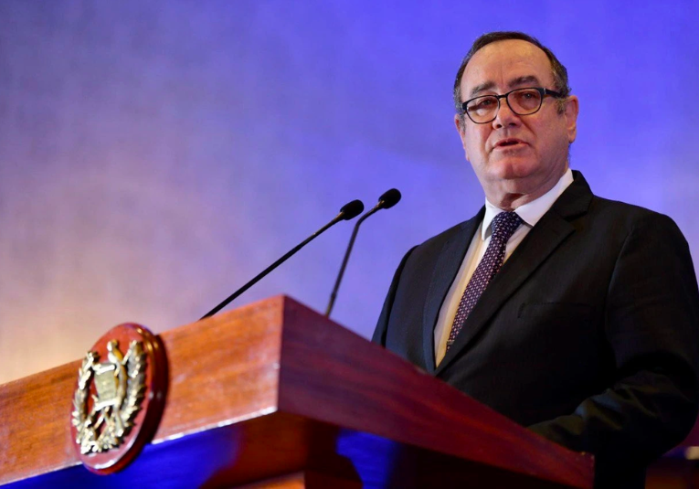 Giammattei le pide cordura a Petro y dice que no hay persecución contra el ministro de Defensa giammattei-le-pide-cordura-a-petro-y-dice-que-no-hay-persecucion-contra-el-ministro-de-defensa-130518-130551.png