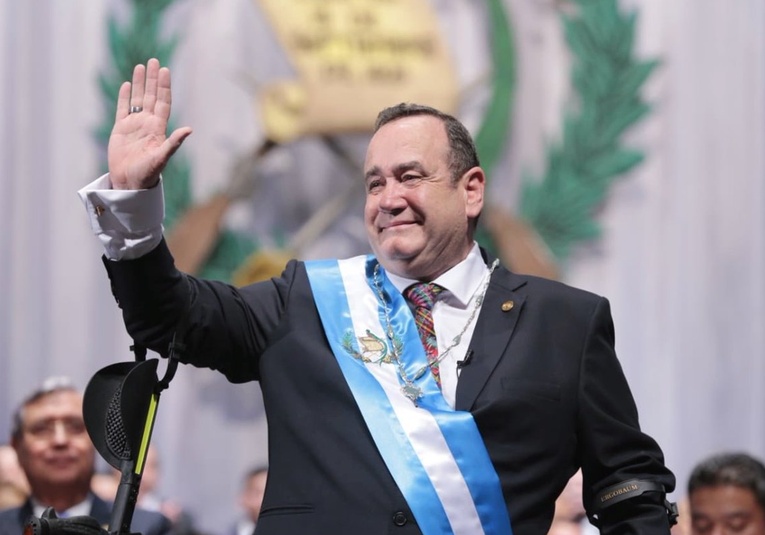 Giammattei se comprometió a entregar el mando al que gané las elecciones el 20 de agosto giammattei-se-comprometio-a-entregar-el-mando-al-que-gane-las-elecciones-el-20-de-agosto-143305-143333.jpg