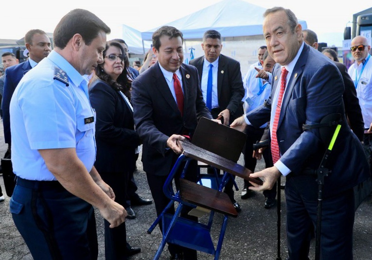 Gobierno entrega mobiliario a centros educativos para el próximo año gobierno-entrega-mobiliario-a-centros-educativos-para-el-proximo-ano-185348-185451.jpg