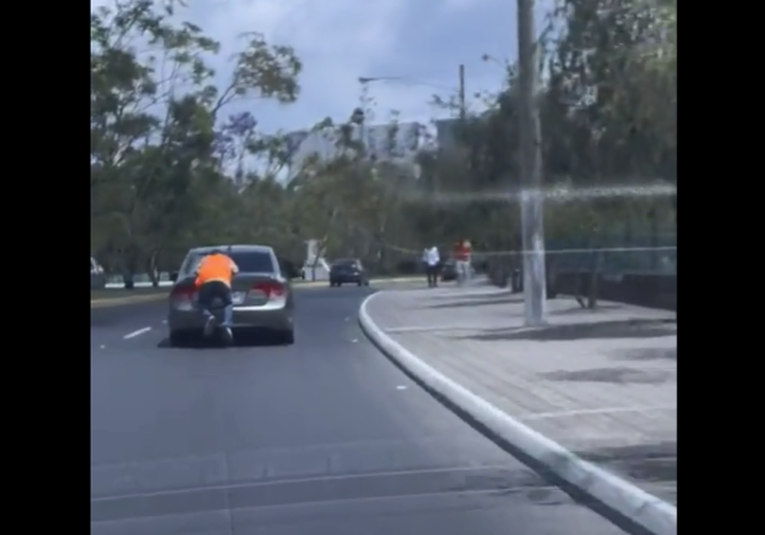 Graban a cuidador de parqueos montado en un carro que iba en marcha graban-a-cuidador-de-parqueos-montado-en-un-carro-que-iba-en-marcha-133511-133626.png