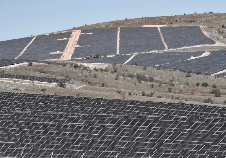 Grecia inaugura el parque solar con paneles bifaciales más grande de Europa. grecia-inaugura-el-parque-solar-con-paneles-bifaciales-m-s-grande-de-europa-092756-092805.png