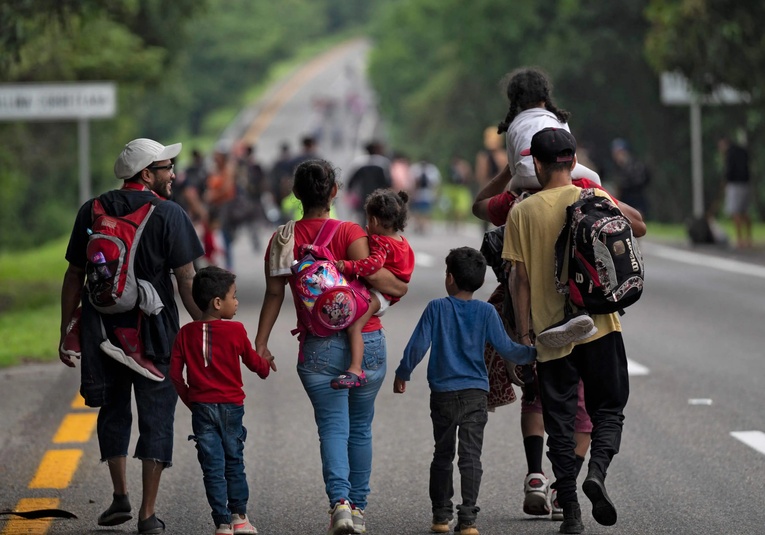 Guatemala muestra disposición para recibir migrantes expulsados por EE. UU