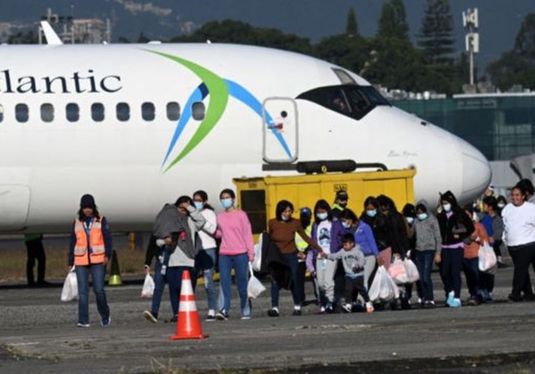 Guatemala recibirá seis vuelos con migrantes retornados esta semana