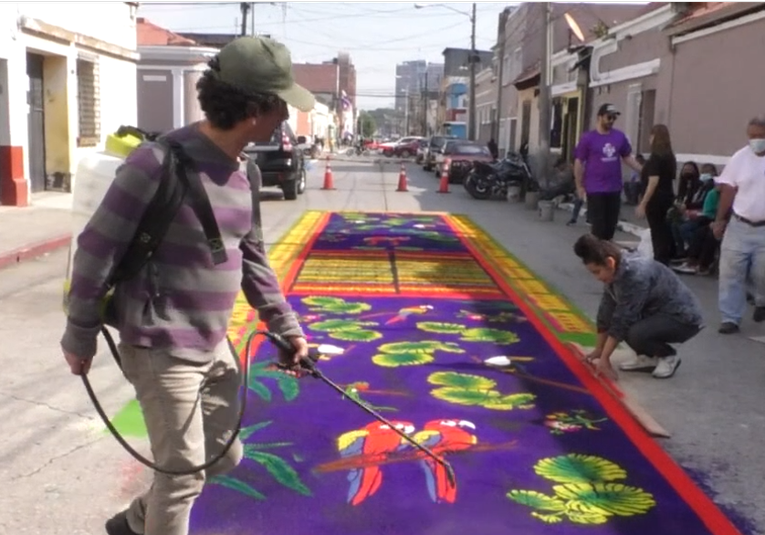 Guatemaltecos elaboración sus alfombras para el paso de los cortejos procesionales  guatemaltecos-elaboracion-sus-alfombras-para-el-paso-de-los-cortejos-procesionales-152023-152028.png