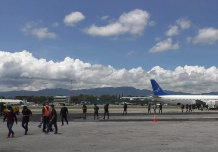 Guatemaltecos retornan al país en 8 vuelos tras ser deportados desde Estados Unidos guatemaltecos-retornan-al-pais-en-8-vuelos-tras-ser-deportados-desde-estados-unidos-184947-185225.png