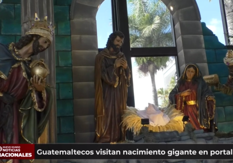 Guatemaltecos visitan nacimiento gigante en portal de la sexta