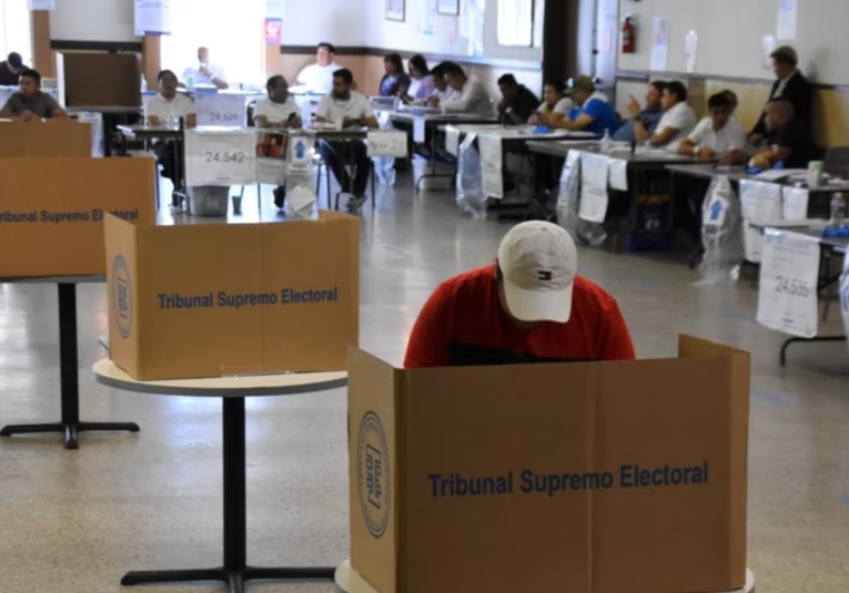 Guatemaltecos votan en baja afluencia en centro de votación de Washington guatemaltecos-votan-en-baja-afluencia-en-centro-de-votacion-de-washington-133357-133415.jpg
