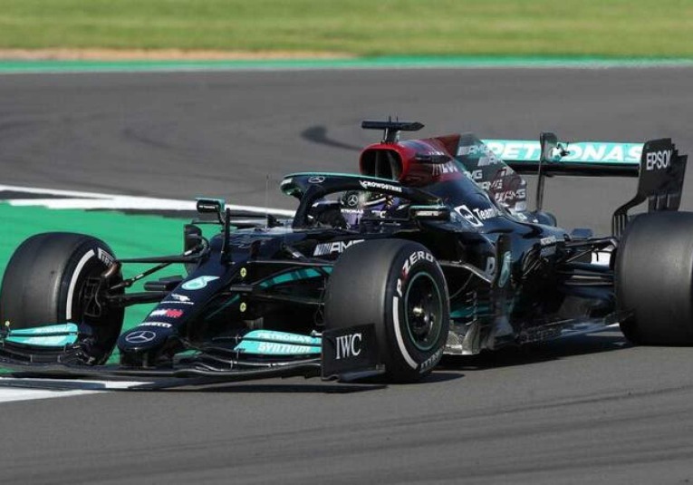 Hamilton vence en el accidentado Gran Premio de Gran Bretaña