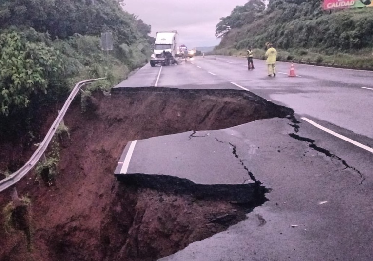 Hundimiento en la ruta al Pacífico cierra totalmente el paso hacia Ciudad de Guatemala hundimiento-en-la-ruta-al-pacifico-cierra-totalmente-el-paso-hacia-ciudad-de-guatemala-144029-144155.jpg