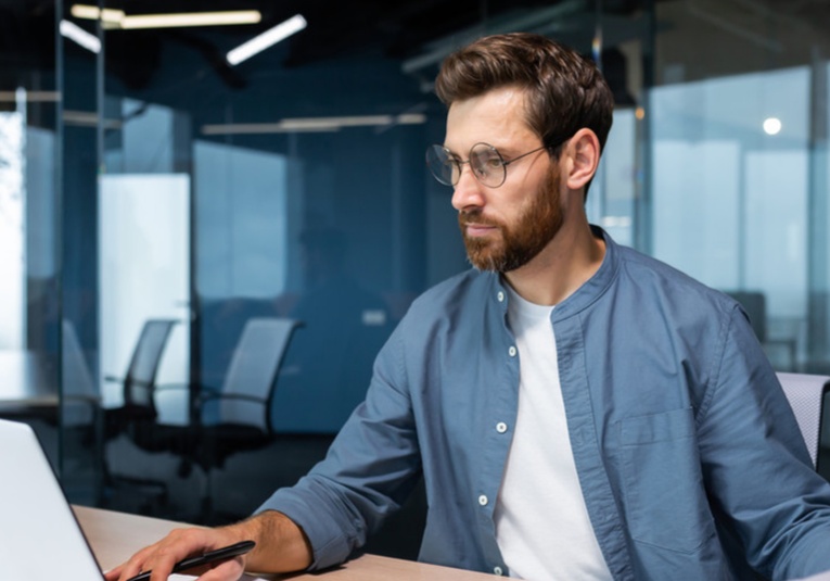 Impacto laboral del 'quiet cracking'.  cómo la tecnología y la IA afectan a los empleados