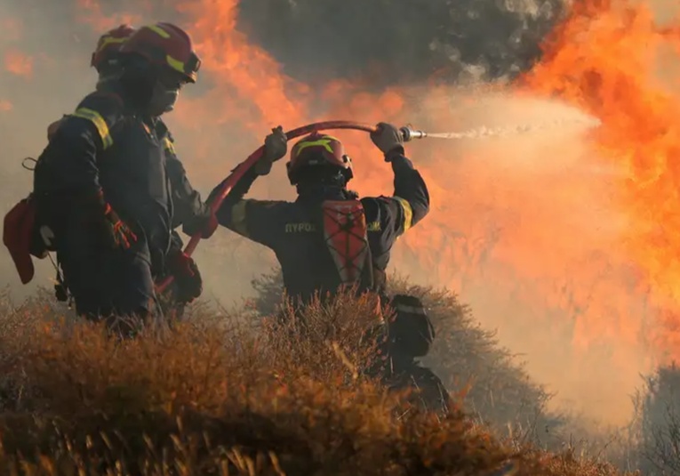 Incendio en Creta obliga a evacuar a miles de personas