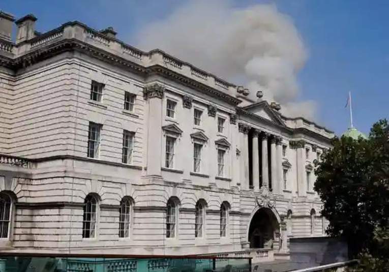 Incendio en emblemático edificio de Londres a orilla del río incendio-en-emblem-tico-edificio-de-londres-a-orilla-del-rio-121125-121209.png