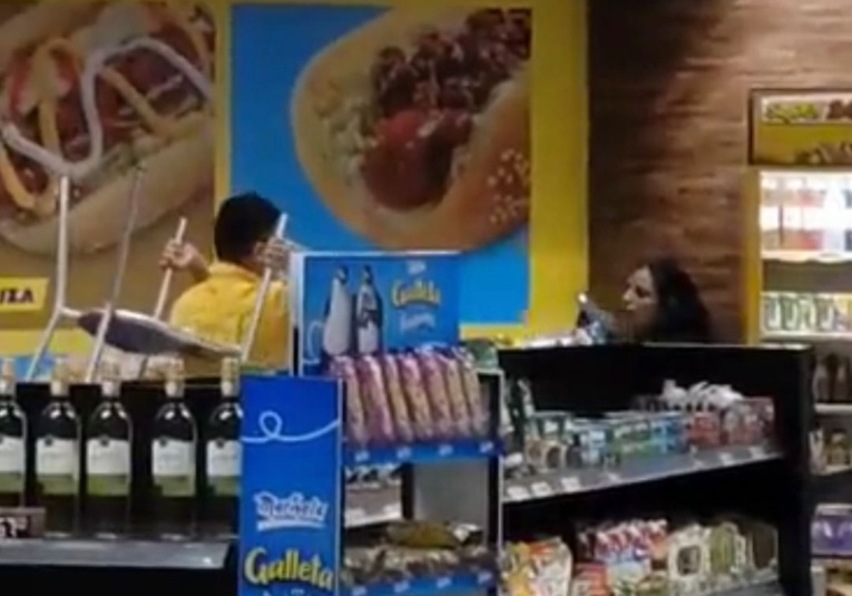 Indignación por video que muestra brutal agresión a una mujer en una tienda indignacion-por-video-que-muestra-brutal-agresion-a-una-mujer-en-una-tienda-120814-121142.jpg