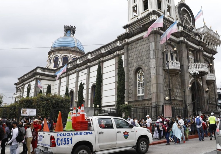 Inician operativos de tránsito y comercios en los alrededores de la iglesia de Guadalupe en zona 1 inician-operativos-de-tr-nsito-y-comercios-en-los-alrededores-de-la-iglesia-de-guadalupe-en-zona-1-143359-143438.jpg