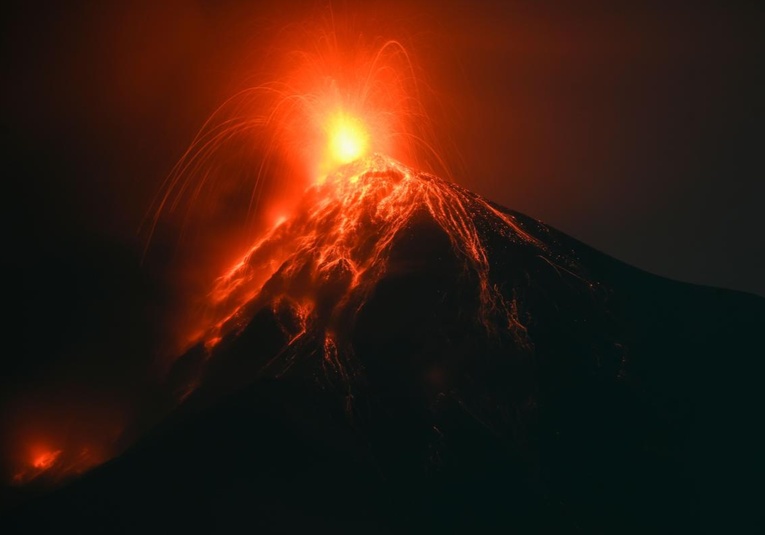 Insivumeh alerta sobre fuerte actividad del volcán de Fuego y caída de ceniza