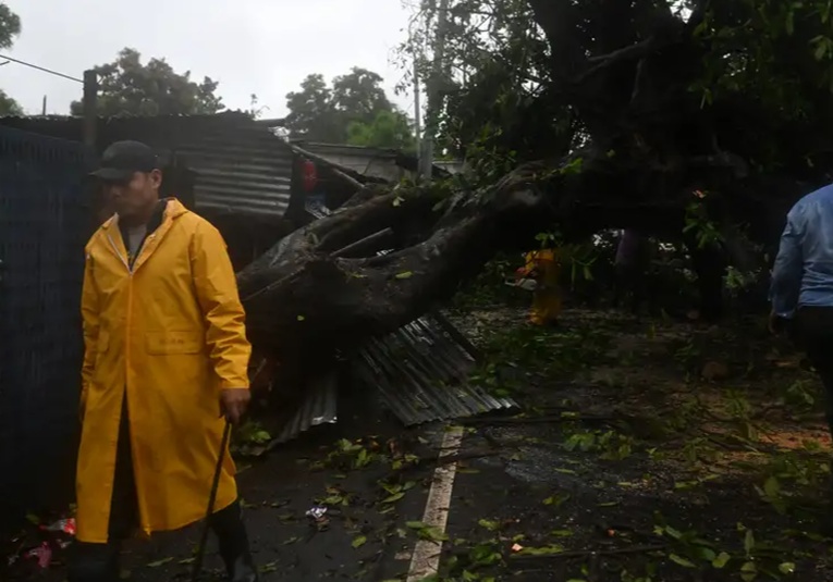 Intensas lluvias dejan muertos y daños en Centroamérica intensas-lluvias-dejan-muertos-y-danos-en-centroamerica-091903-091926.jpg