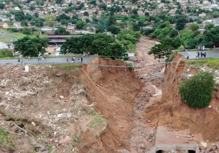 Inundaciones en Sudáfrica ya dejan casi 450 muertos inundaciones-en-sud-frica-ya-dejan-casi-450-muertos-131508-131514.png