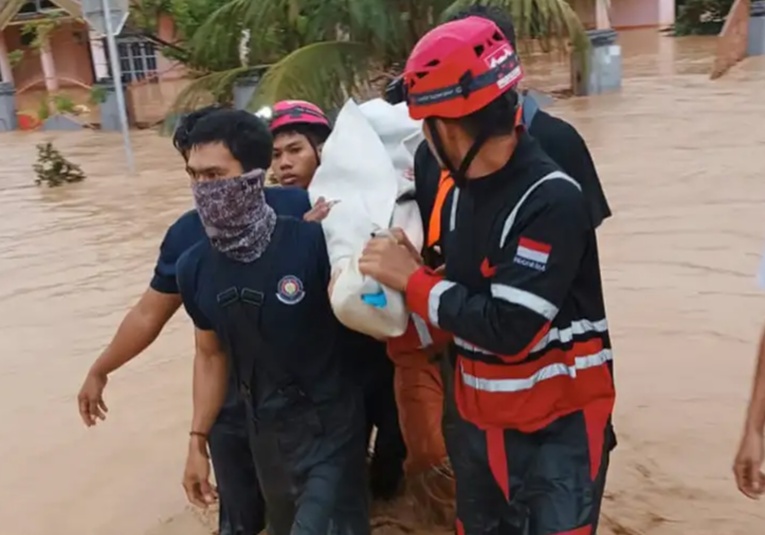 Inundaciones y deslizamientos dejan 14 muertos en Indonesia