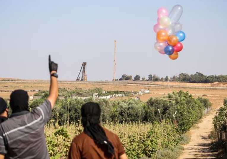 Israel ataca posiciones de Hamás en respuesta a globos incendiarios