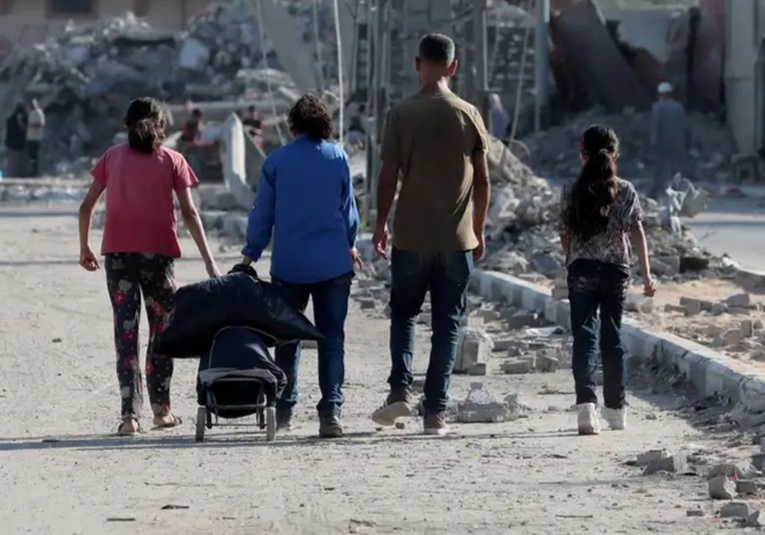 Israel bombardea Deir al Balah, pese a evacuados de Gaza israel-bombardea-deir-al-balah-pese-a-evacuados-de-gaza-122318-122343.jpg
