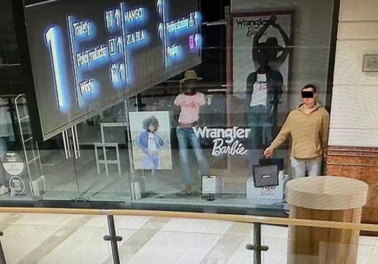 Joven se hace pasar por un maniquí para robar en un centro comercial joven-se-hace-pasar-por-un-maniqui-para-robar-en-un-centro-comercial-084915-085005.jpg