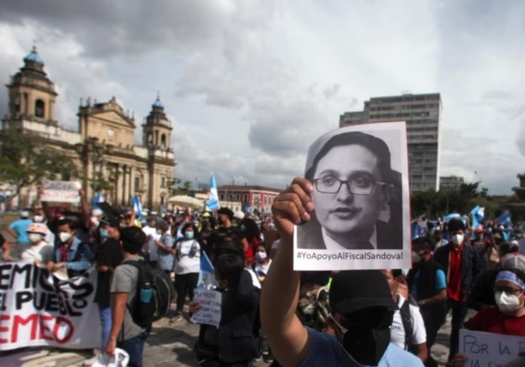 Jueces y fiscales del Triángulo Norte se van al exilio por persecución jueces-y-fiscales-del-tri-ngulo-norte-se-van-al-exilio-por-persecucion-114318-114447.jpg