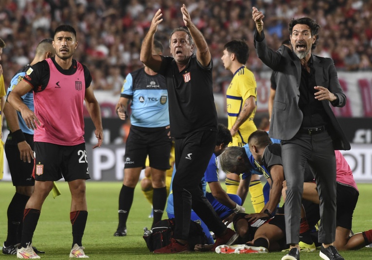 Jugador chileno convulsiona en pleno partido contra el Boca Juniors jugador-chileno-convulsiona-en-pleno-partido-contra-el-boca-juniors-100935-100951.jpg