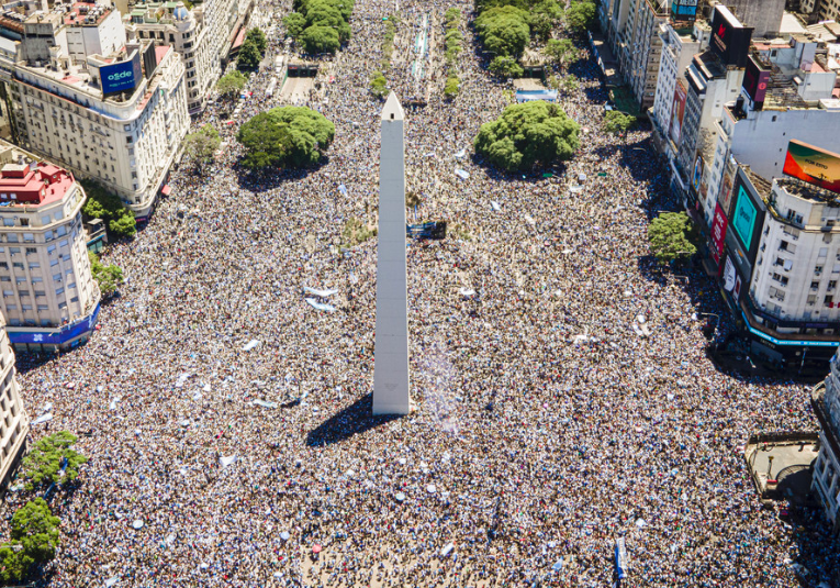 La caravana de la selección argentina recorre Buenos Aires entre el furor y las lágrimas