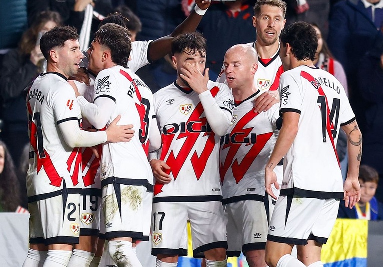 La FIFA sanciona a Rayo Vallecano y Mallorca sin poder fichar en tres ventanas