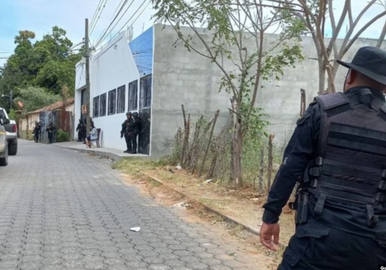 La policí­a de Guatemala busca a presunto narco que amenazó con un fusil a dos agentes la-policia-de-guatemala-busca-a-presunto-narco-que-amenazo-con-un-fusil-a-dos-agentes-183122-183129.jpg
