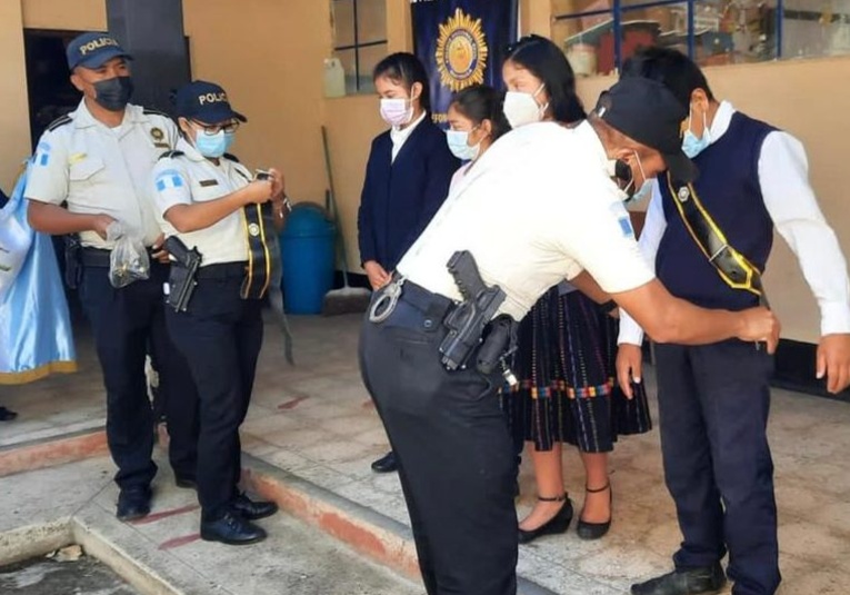 La Policí­a Nacional Civil custodia 84 centros educativos por amenazas la-policia-nacional-civil-custodia-84-centros-educativos-por-amenazas-184603-184727.jpg
