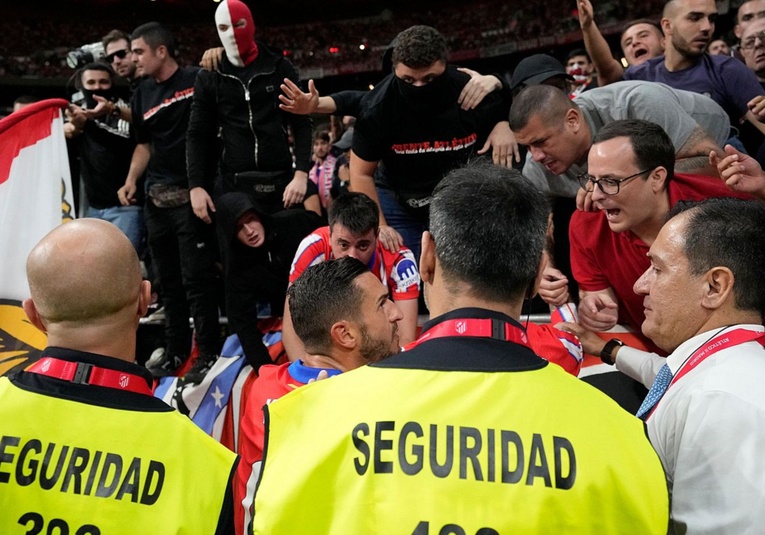 La RFEF clausura el fondo sur bajo del Metropolitano tres partidos y sanciona al Atlético con 45.000 euros la-rfef-clausura-el-fondo-sur-bajo-del-metropolitano-tres-partidos-y-sanciona-al-atletico-con-45-000-euros-173514-173532.jpg