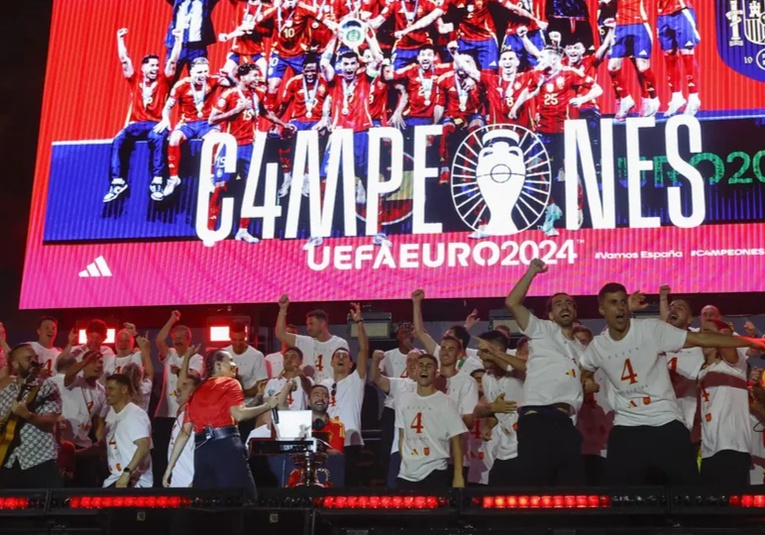 La selección celebra la Eurocopa con una marea roja y Morata de maestro de ceremonias la-seleccion-celebra-la-eurocopa-con-una-marea-roja-y-morata-de-maestro-de-ceremonias-173749-173850.jpg